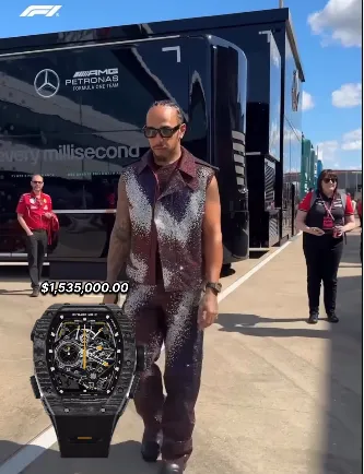 قيمتها 1.5 مليون دولار : لويس هاميلتون يلفت الأنظار في سيلفرستون بساعة فيراري (فيديو) 