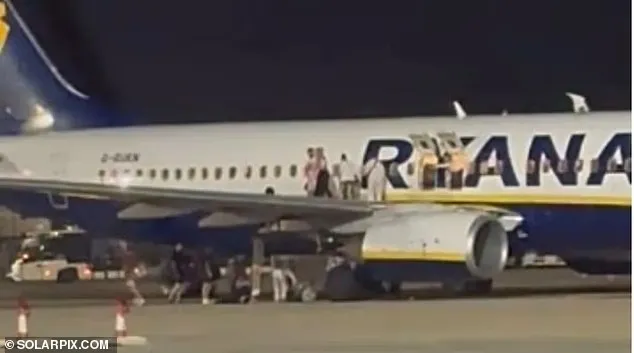 فوضى على مدرج مطار مايوركا.. ركاب يقفزون من جناح الطائرة بعد إنذار حريق (فيديو) 