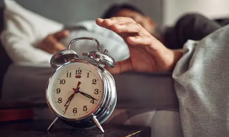 لماذا نشعر بالإرهاق المزمن؟ نظرية جديدة تقدّم تفسيرًا غير متوقّع