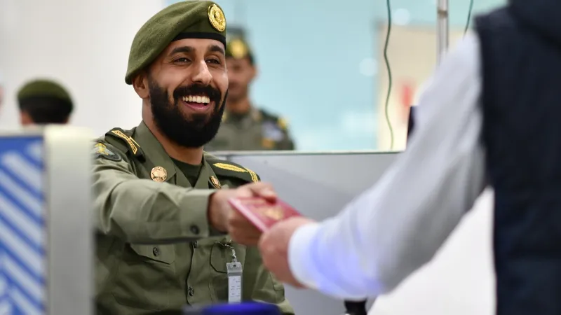 قبل أن تنتهي صلاحيتها.. متى يمكن تمديد تأشيرة الزيارة في السعودية؟