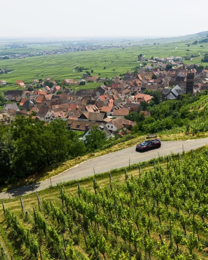 بوغاتي W16 ميسترال تجوب طرق الألزاس الفرنسية في مشهد وداعي لأيقونة السرعة