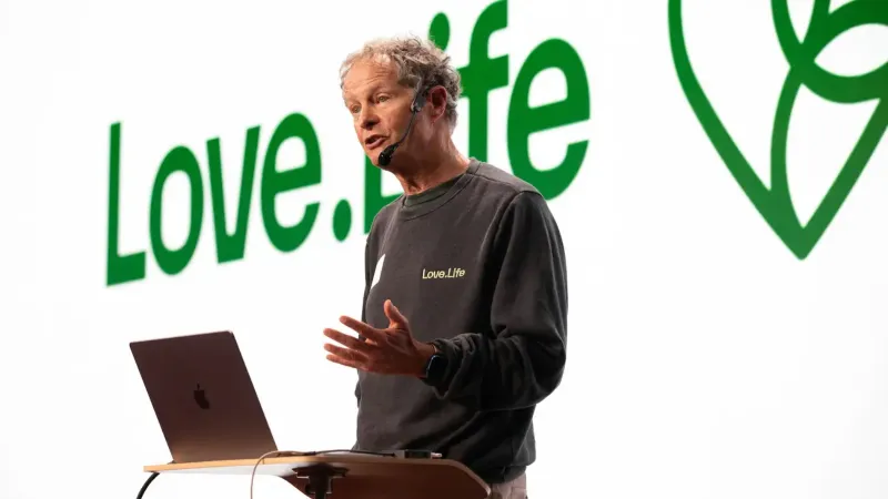 جون ماكي ومأزق الكبار: متى يكون التوقيت المناسب للتنحي؟