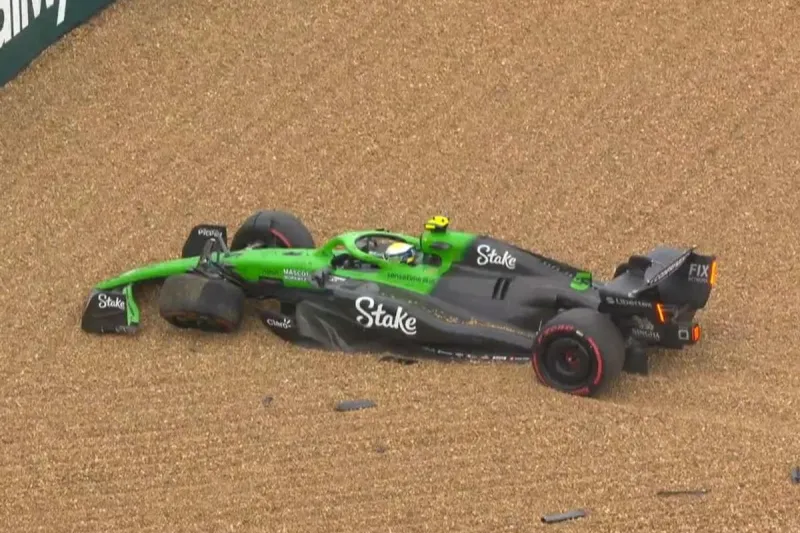 في جائزة بريطانيا الكبرى.. حادث نادر يُسقط ألونسو ويُعطّل هاميلتون (فيديو)