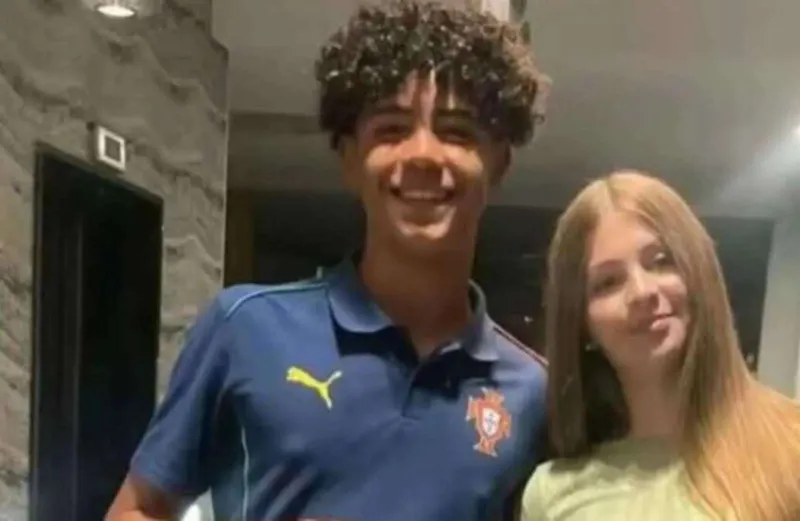 كريستيانو جونيور يخطف الأنظار في عالم الموضة.. كيف تألق في عرض أزياء عمته؟ (فيديو) 