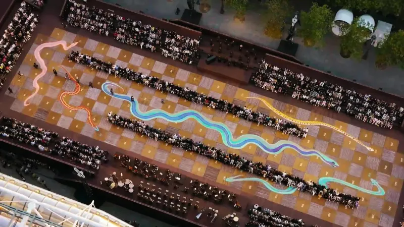ساحة عرض دار Louis Vuitton على شكل لعبة السلم والثعبان - المصدر: Louis Vuitton كلاسيكية أمريكية وخيال صيفي.. أبرز عروض أسبوع الموضة الرجالية في باريس