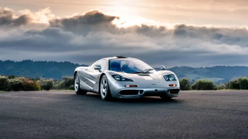 بعد 27 عامًا من العزلة.. ماكلارين F1 تعود للأضواء في مزاد نادر بكاليفورنيا