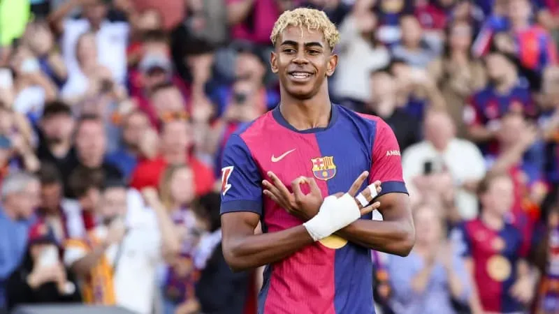 قميص برشلونة الكلاسيكي يعود.. ويامال يسرق الأضواء