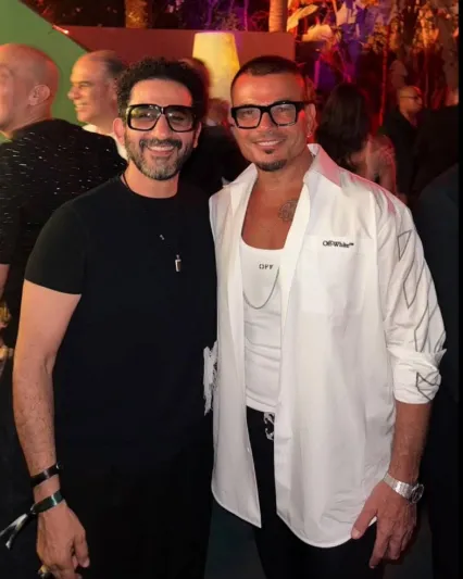 من مسرح جدة.. أحمد حلمي يوجه تحية خاصة إلى عمرو دياب (فيديو)