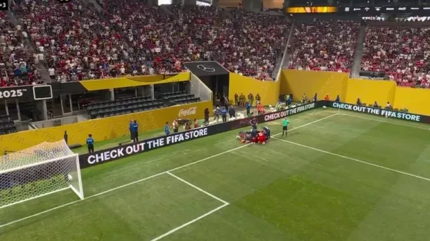 مشهد صادم.. إصابة موسيالا تُربك لاعبي بايرن وتُبكي دوناروما (فيديو) 