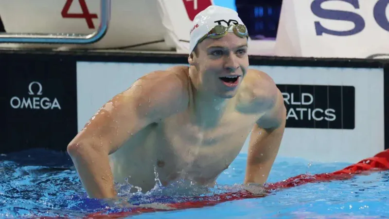 بعد 14 عاماً.. ليون مارشان يكسر رقمًا قياسيًا تاريخيًا في السباحة (فيديو)