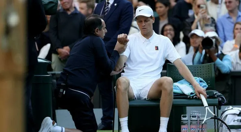 سينر يتخطى الإصابة ويبلغ نصف نهائي ويمبلدون بثلاثية نظيفة