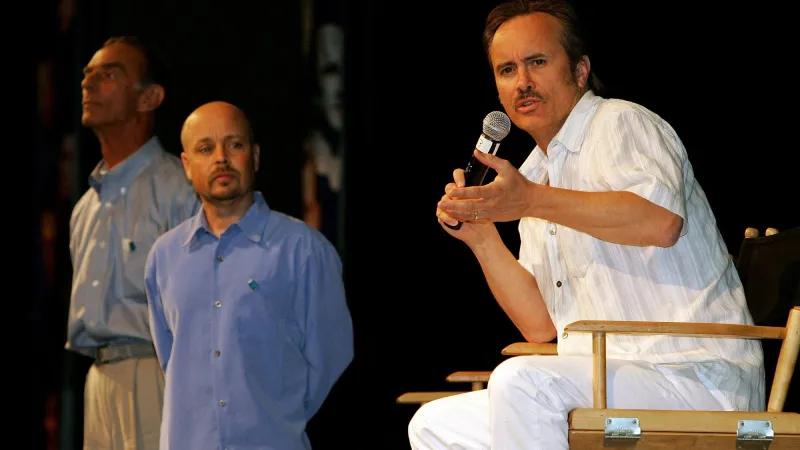 جيفري كومبس يطارد الظلال في "Mystery of the Mothman"