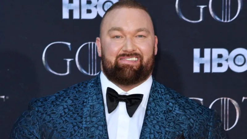  هافثور بيورنسون يُعيد كتابة التاريخ بتحطيمه للرقم القياسي في الرفعة الميتة (فيديو) 