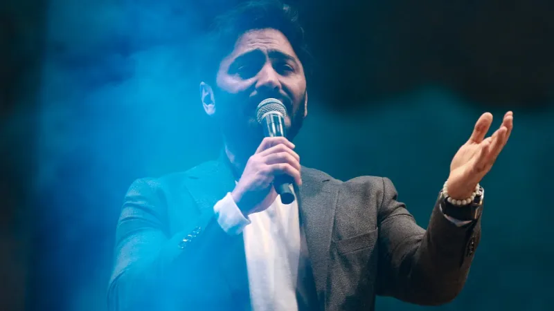 تامر حسني يلمح لفنان كبير.. هل قصد عمرو دياب في أزمة ترتيب الألبومات؟