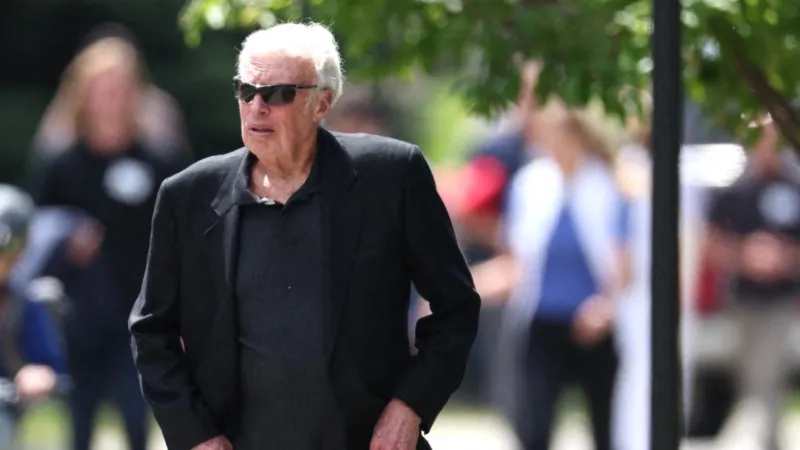 مطار Nike الخاص.. Phil Knight يشيد حظيرة طائرات بـ7 ملايين دولار