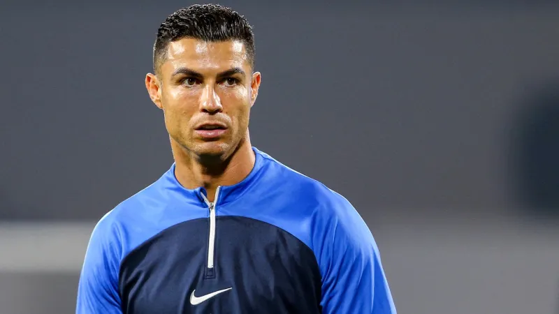 رونالدو يفرض انضباطه في معسكر النصر بالنمسا.. حراسة وطرد فريق ألماني