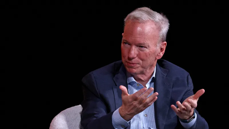 إريك شميت يكشف: الذكاء الاصطناعي ليس فقاعة بل بداية عصر صناعي جديد