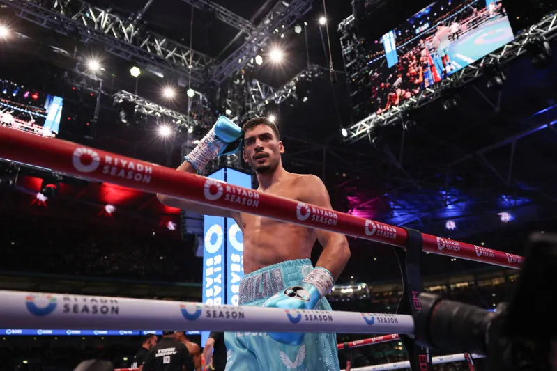 لكمات خاطفة ونزال ناري.. شيراز يطيح ببرلانغا ويبعثر أوراق السوبر متوسط (فيديو) 