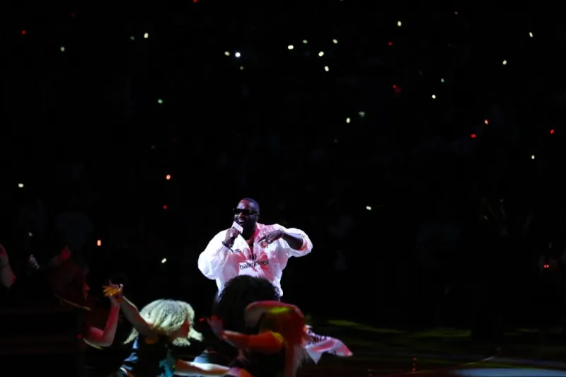 ريك روس يجزّ عشب قصره بنفسه.. رفاهية على طريقته الخاصة