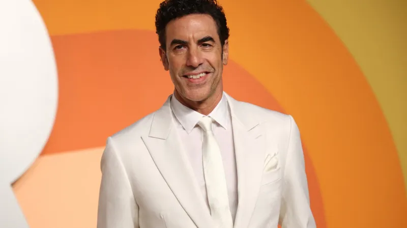 ساشا بارون كوهين يثير الدهشة بجسدٍ رياضي بعد شهر واحد من طلاق إيلا فيشر