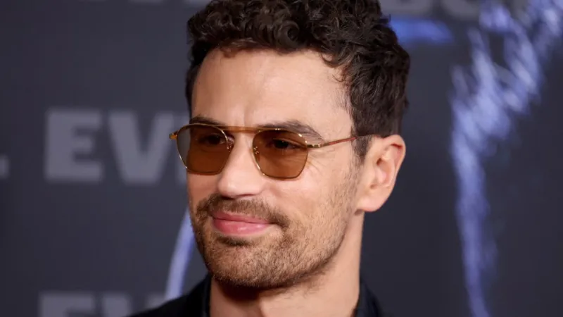 المرشح الأوفر حظًا لتجسيد جيمس بوند.. من هو ثيو جيمس؟ 