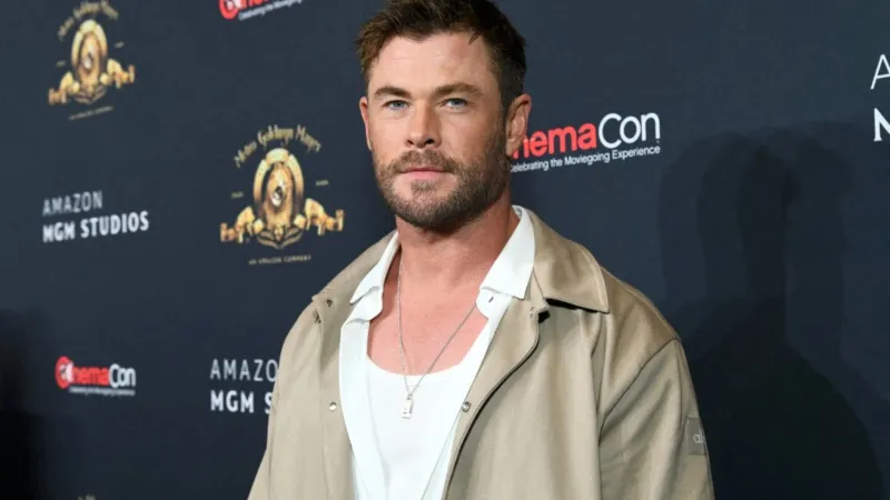 كريس هيمسوورث يخطف الأضواء بساعة أوديمار بيغيه نادرة تزين معصمه 