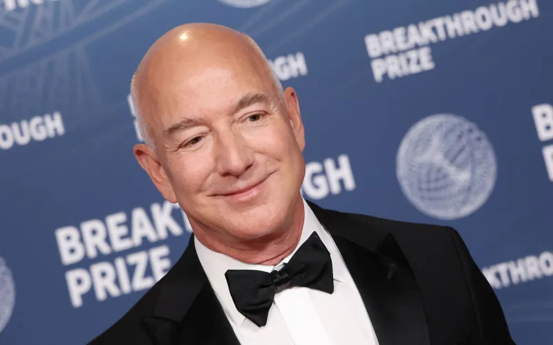 صفقة مفاجئة من بيزوس.. بيع أسهم بالملايين بعد احتفال الزفاف