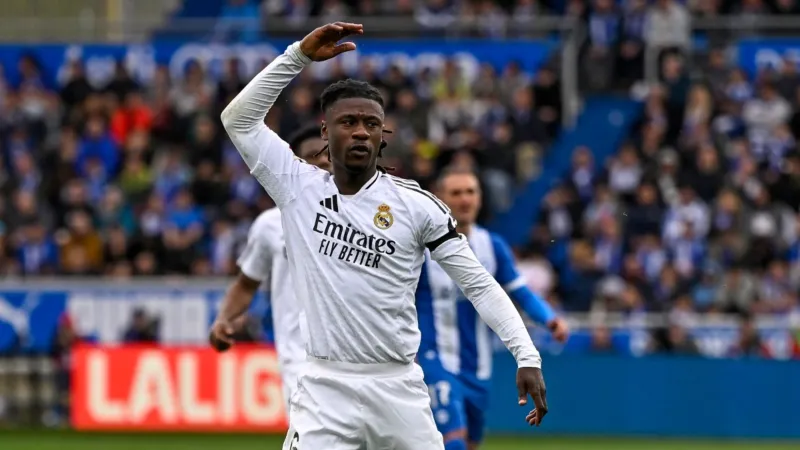 كامافينغا يتألق في شوارع ريو: قلادة مخصصة تحوّل إجازته إلى عرض أزياء متنقّل