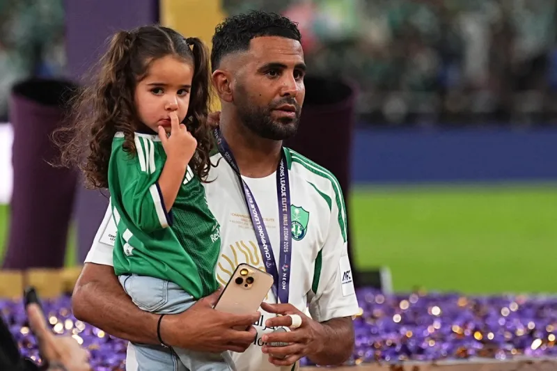 رياض محرز ينتظر طفلًا جديدًا وزوجته تايلور تعلن عن نوعه بطريقة مبتكرة (فيديو)