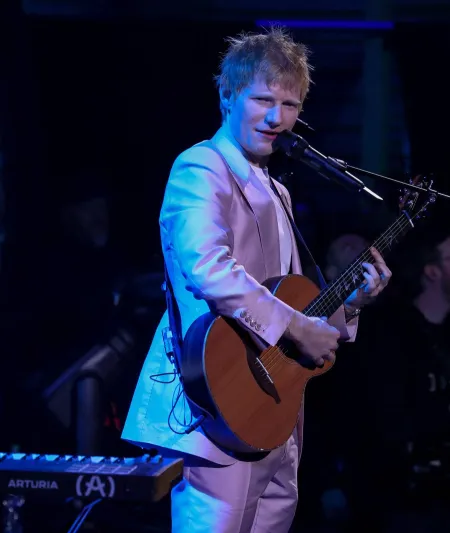 إد شيران يكشف عن أكثر اللحظات التي أثّرت به على المسرح (فيديو)