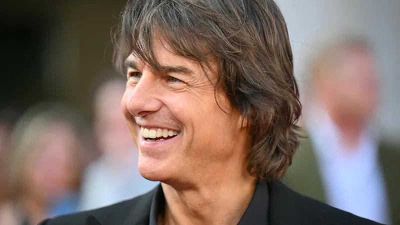 توم كروز يفاجئ جمهوره في حفل ويمبلي بحضور لافت ورفقة رومانسية (فيديو) 