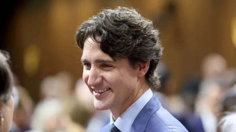 كايتي بيري وجاستن ترودو  على طاولة واحدة.. هل تجمعهما علاقة عاطفية؟ (فيديو)