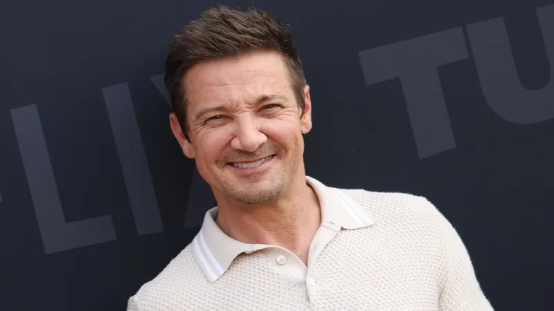 جيريمي رينر ينجو من الموت ويستعد للعودة إلى مارفل