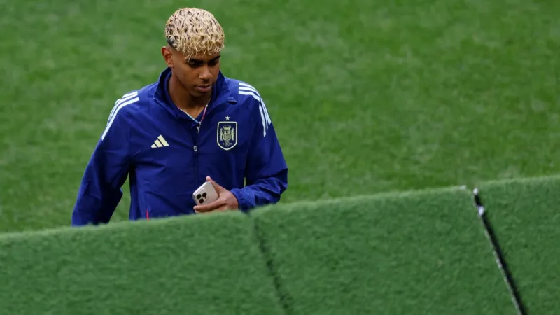 لامين يامال يُفاجئ والده بهدية فاخرة في احتفال عيد ميلاده (فيديو)