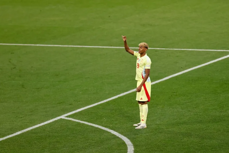 بعد موسم تاريخي.. لامين يامال يتلقى هدية مرصعة بالألماس بقيمة 400 ألف دولار