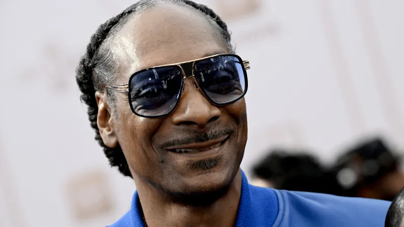 سنوب دوغ يكشف عن قميص سوانزي.. ورد غير مباشر على رايان رينولدز (فيديو)