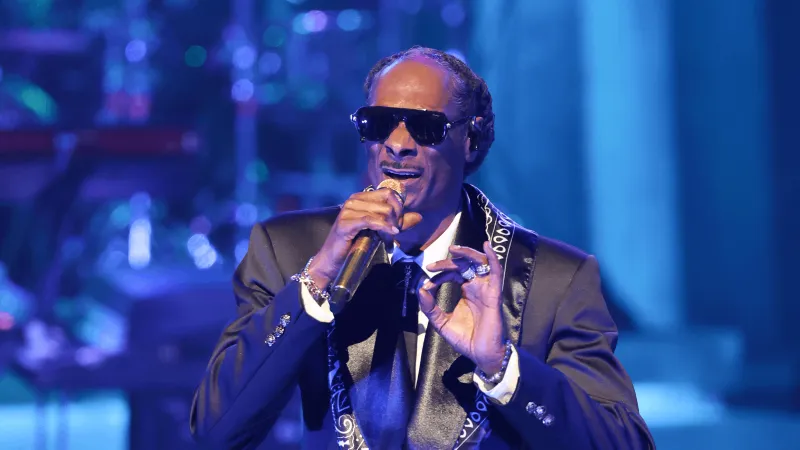 سنوب دوغ يدخل ملاعب الكرة.. استثمار مفاجئ في نادي سوانزي سيتي الإنجليزي