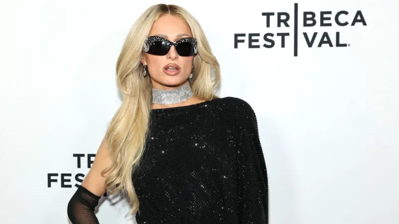 باريس هيلتون وزوجها يشتريان قصرًا بـ63 مليون دولار في بيفرلي هيلز