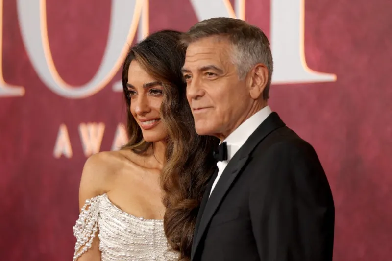 مفاجأة صادمة.. لماذا تطلب أمل كلوني من ضيوفها تسليم هواتفهم؟