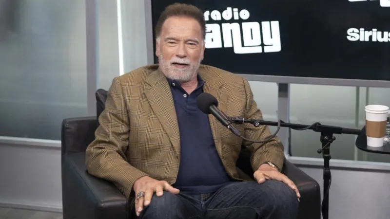 شوارزنيغر يكشف طريقة غير مألوفة لبناء القوة البدنية (فيديو)