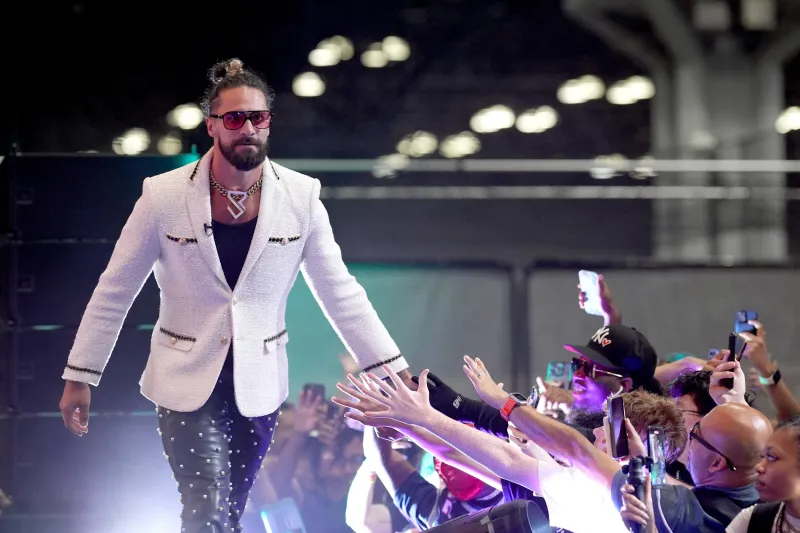 هل تودّع WWE أحد أعمدتها؟ إصابة سيث رولينز تقلب الحسابات