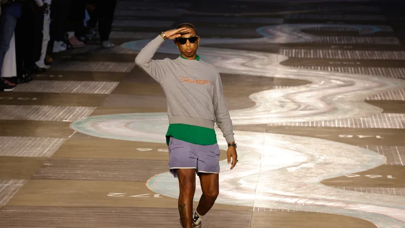 من عروض Louis Vuitton إلى "جوقة الشرف".. فاريل ويليامز يدخل تاريخ الموضة
