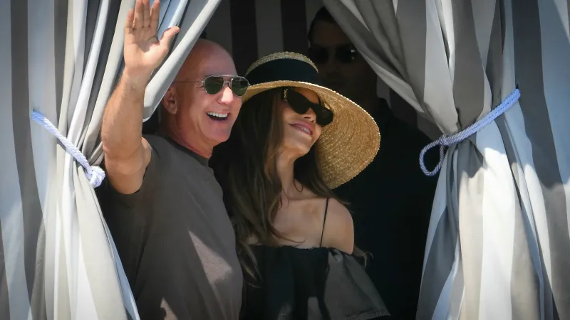 بيزوس ولورين يعودان للأضواء برحلة فاخرة بعد زفاف الـ50 مليون دولار