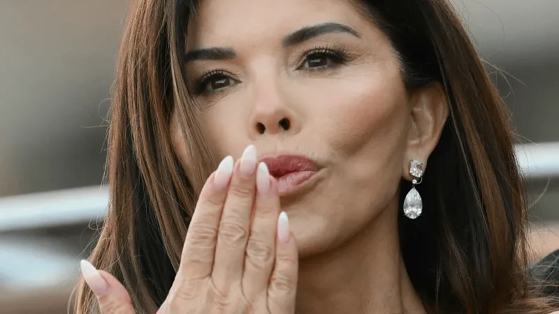 إطلالة أنيقة لسانشيز برفقة بيزوس في نيويورك.. وسر حقيبة بيركين