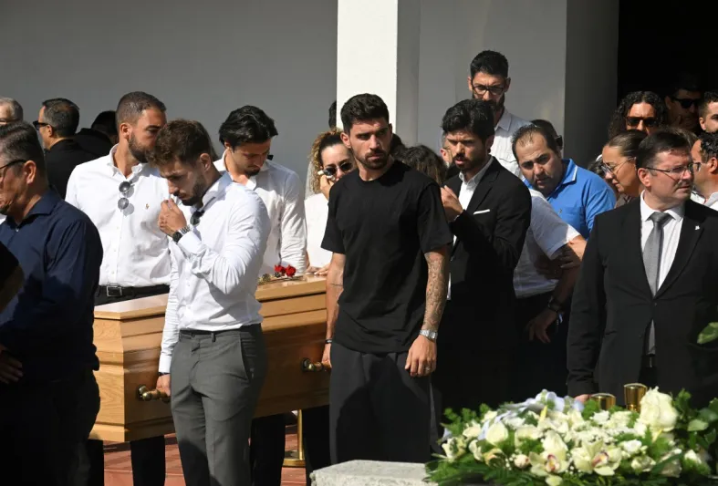 جنازة دييغو جوتا تتحول إلى مشهد إنساني مؤلم - المصدر- AFP 20 صورة وفيديو ترصد أبرز المشاهد المؤثرة في جنازة دييغو جوتا
