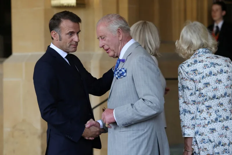 شجرة وألوان مائية وكتاب نادر.. الملك تشارلز يكرم ماكرون بثلاث هدايا فاخرة