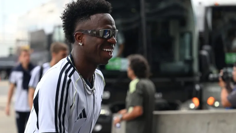 علاقة مرتقبة وأزمة عقد.. ماذا يحدث في حياة فينيسيوس جونيور؟