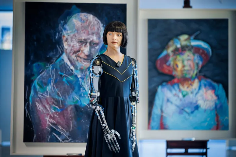 روبوت يرسم لوحات بملايين الدولارات.. هل يهدد مستقبل الفنانين؟