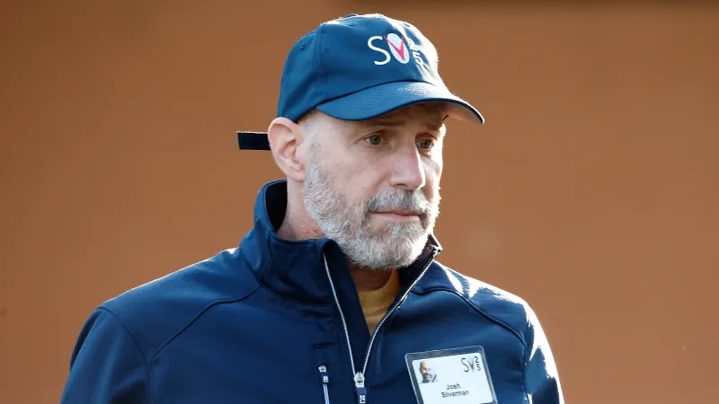 قبعة بيسبول بسيطة تتصدر مشهد معسكر المليارديرات