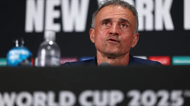 غرامة مالية أم إيقاف؟.. لويس إنريكي مهدد بعقوبة من فيفا بعد اعتدائه على لاعب تشيلسي